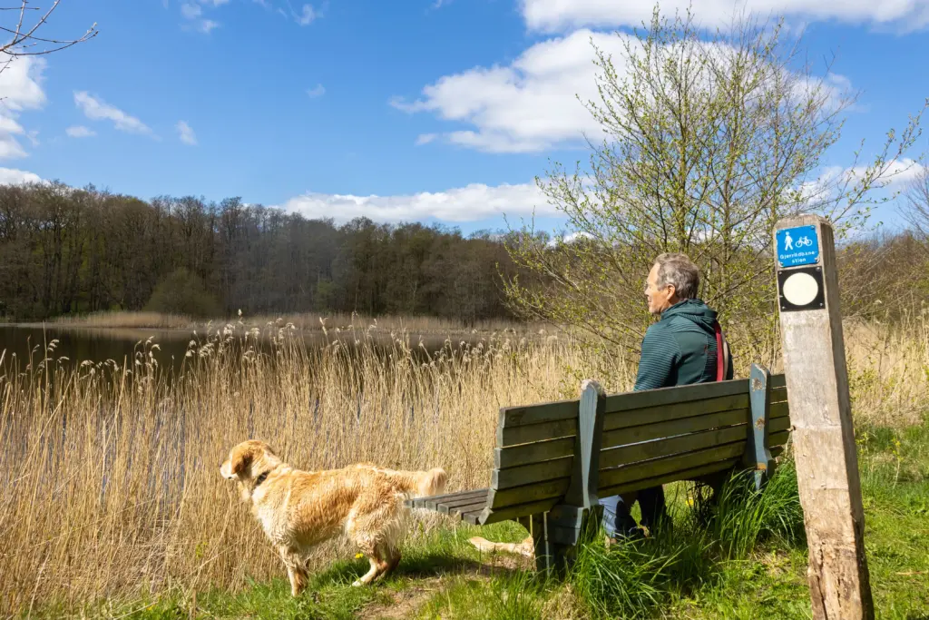 Turist på Djursland nyder naturoplevelser