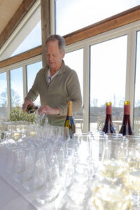 Hans skænker vin op til reception i Vinoteket
