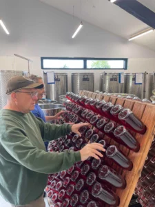 Vin vennerne hjælper med at ridle flasker