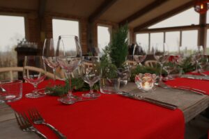 Opdækning af julebord i Vinoteket
